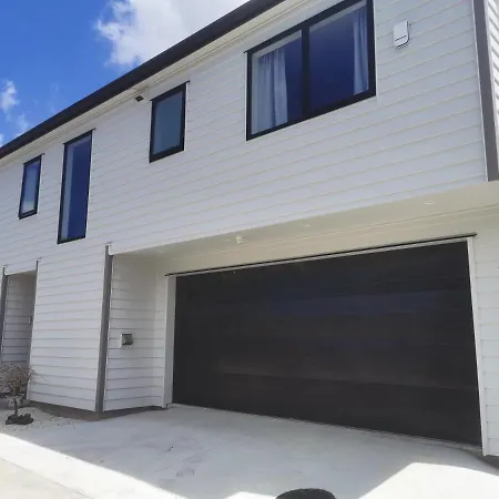 Lovely House In Central Papatoetoe Bed & Breakfast